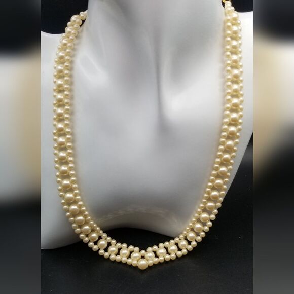 Grandmothers estate faux pearl evening doily necklace N319